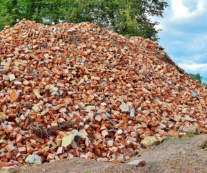 góra gruzu i cegieł